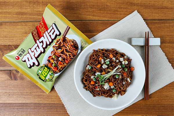 # TOP 3 :NongShim 农心炸酱面 韩国人心中的「国民即食炸酱面」就是它!不用特别在韩料店点外卖,也能吃到激似新鲜炸酱面的地道口味~据悉自己加入肉片、蔬菜配料美味度更UP,酷爱炸酱面的Girls不妨尝尝看!>>> 【点击查看Shopee购买链接】