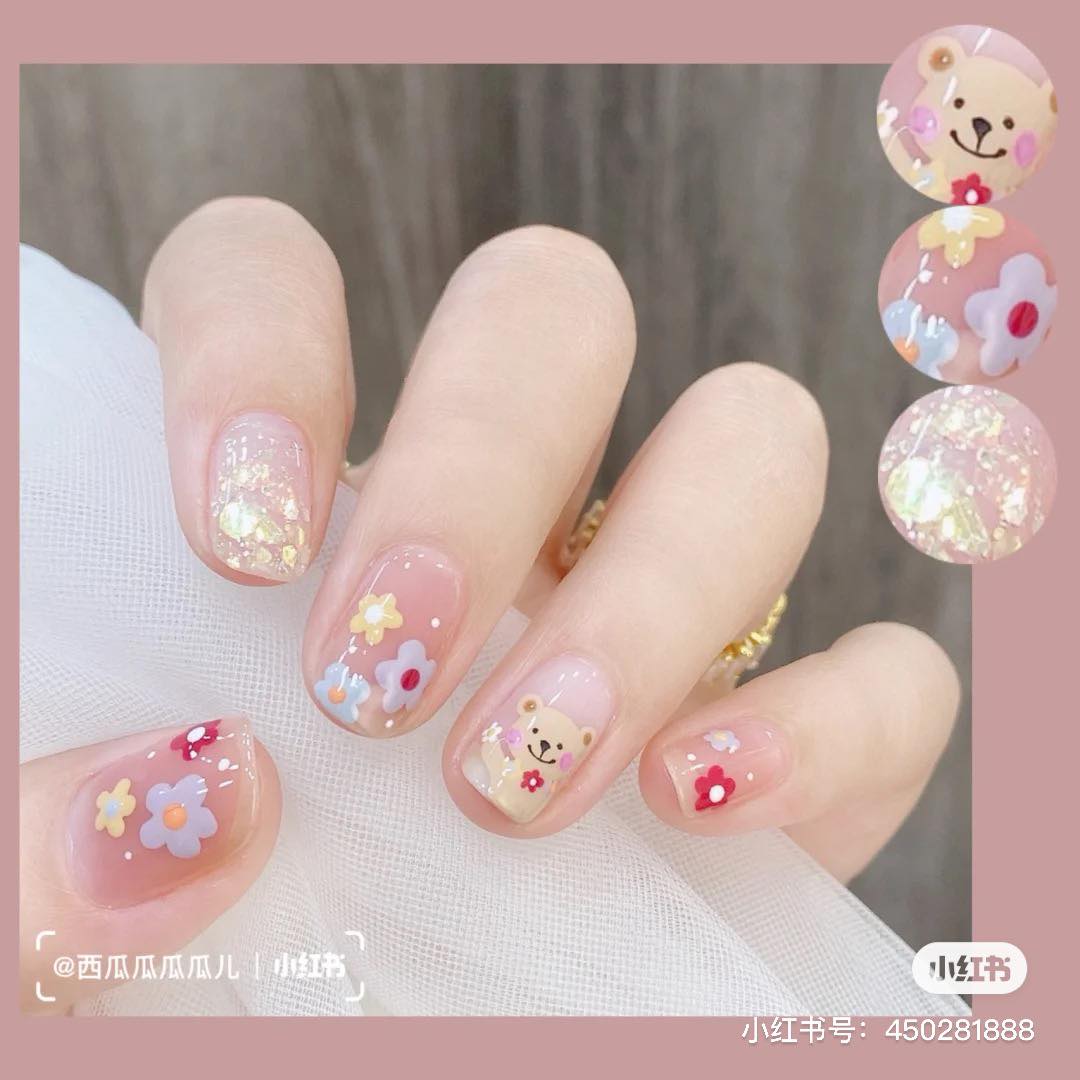 萌趣卡通系 · 晶莹清透系美甲 专属春夏季的清甜底色，搭配萌趣卡通、小花/水果元素瞬间可爱感炸裂！十指跳色不重样设计更添俏皮感，宝宝云朵蓝色系、柔嫩粉色系、梦幻香芋紫色系、百搭卡其色系都是很夯的选项～