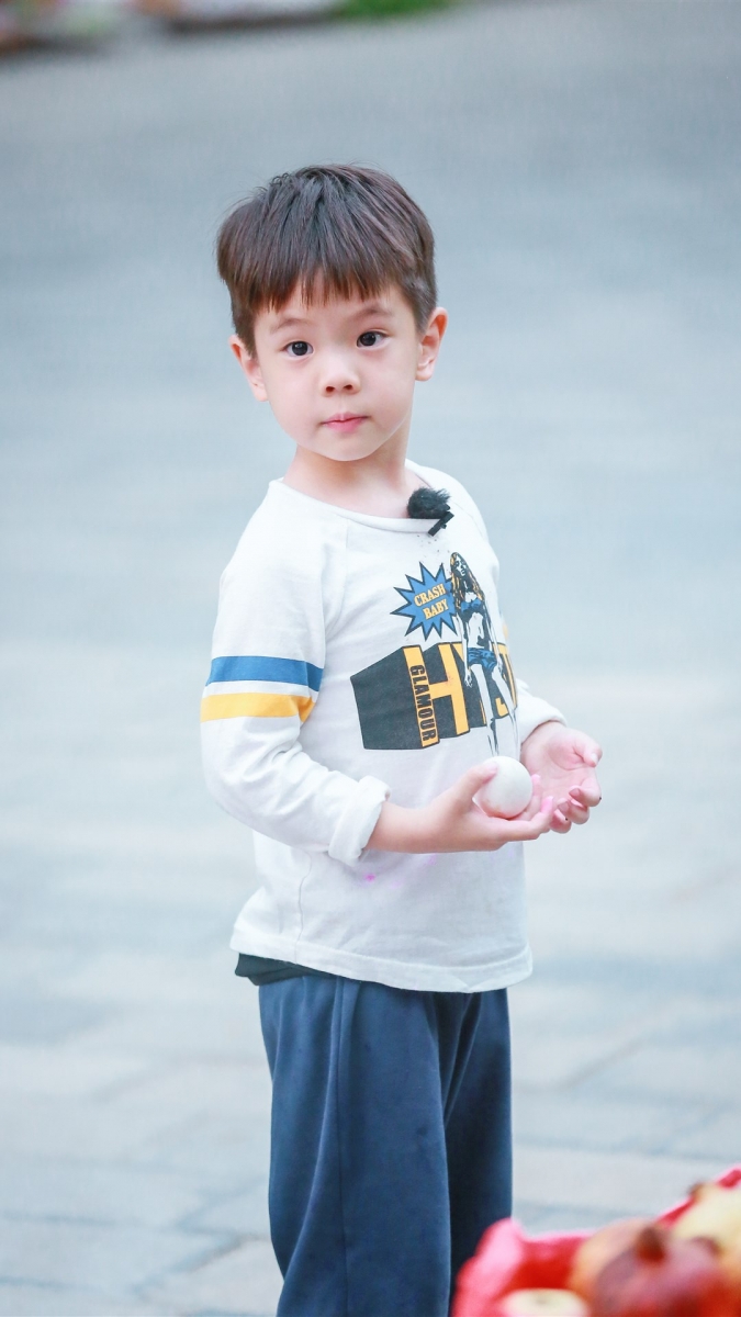 # 嗯哼 近年7岁的嗯哼褪去一点Baby Fat后五官越来越深邃立体了呢~站在身高180cm的爸爸身前明显长高了不少,相信过不久高度就要超过爸爸肩膀啦!
