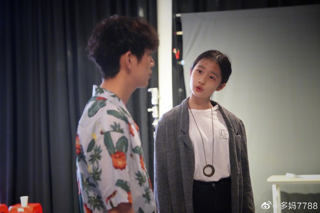 # 多多 黄忆慈 恩爱夫妻档黄磊和孙莉的大女儿多多已经长成亭亭玉立的大姑娘了~目前在学中的她积极参与舞台剧演出,不久前妈妈还晒出她和何炅老师的后台排练侧拍照,不少网民都说:多多长得好有灵气、和妈妈的样子越来越像!