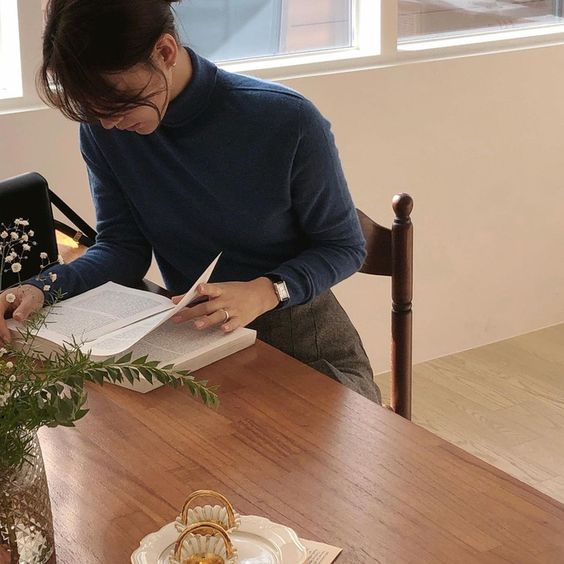 # 2 养成规律作息,不要打乱日程时间表 宅在家没地方去,经常熬夜追剧打游戏?或是觉得Work From Home可以自由拿捏上下班时间,所以总是不到最后几分钟不起床准备开工?想要在家上班或上课也有效率的话,首要条件就是「维持好规律的作息」,每天养成到点就上床睡觉、准时起床,确保生理时钟如常。 此外也建议不要打乱工作时间,按照过往进公司上班的朝九晚五时间表上下班,间接帮助维持Work-Life Balance,降低Overtime Work几率。