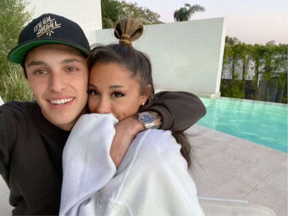 Ariana经纪人、妈妈都对他大为认可!新婚丈夫Dalton Gomez是何方神圣? 比Ariana小2岁的新婚丈夫Dalton Gomez不仅俘虏了小天后的心,连女方的经纪人和妈妈也对他的为人和表现大为认可!