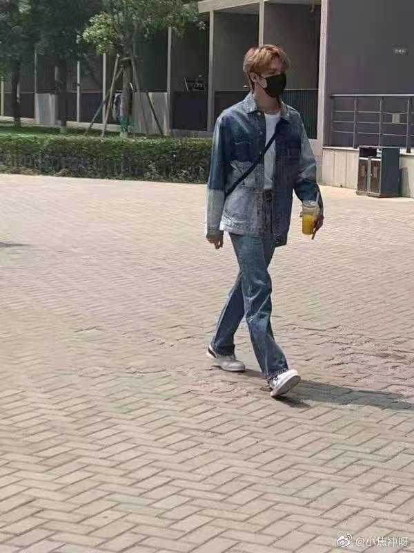 # 罗一舟回归校园被偶遇 在个人微博上依旧神隐没营业的罗一舟,日前有网民在中央戏剧学院偶遇他在去往置办饭卡的路上,似是将回归校园继续上课。