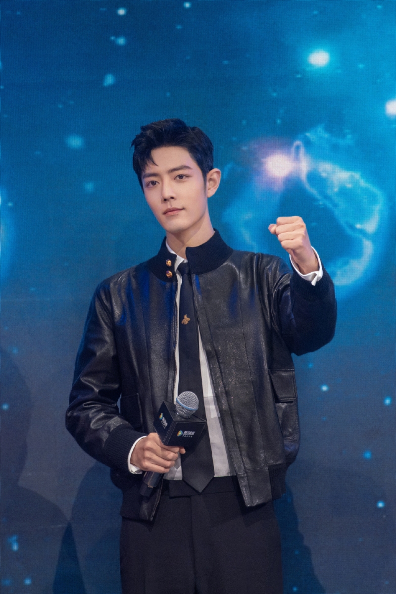 TOP 2 ：肖战    当选2020年度全球最帅男明星、霸榜全球各地多项排行榜「榜一」的男神肖战，自《燃烧吧少年》选秀出道后人气只增不减；《陈情令》中饰演的魏无羡更是让许多观众深陷于其魅力中无法自拔！有传他的杨紫强强联手领衔主演的《余生请多指教》很快会定档和观众见面，相信该部作品如无意外，必成本年度最红剧集！