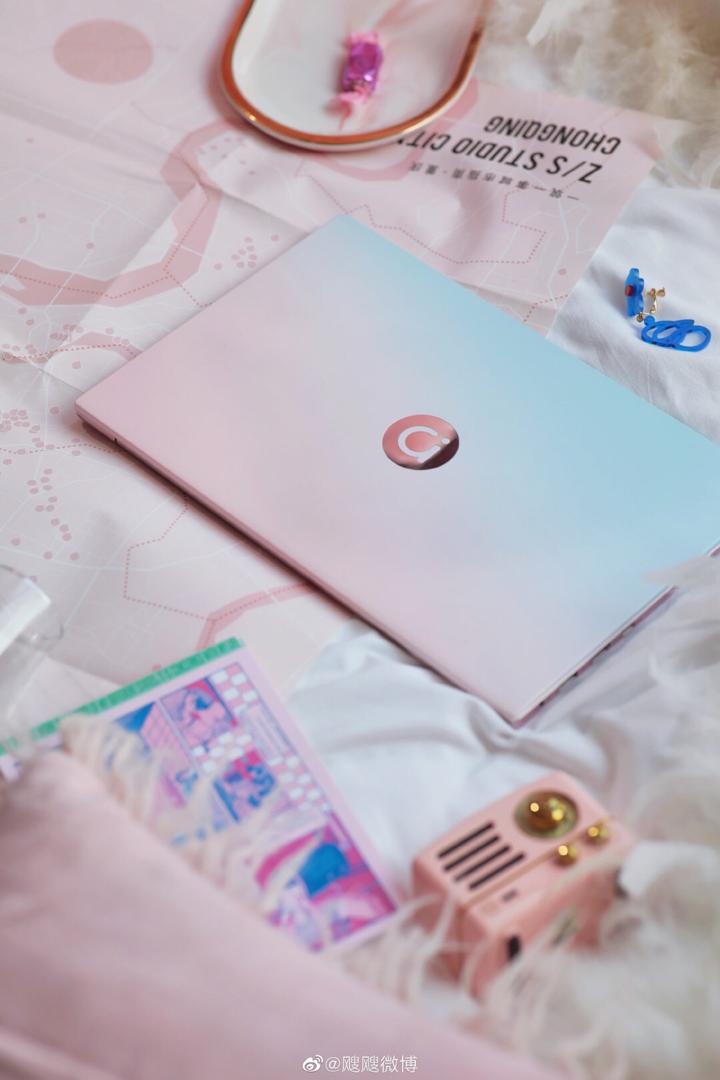 Asus adolbook 13 / 14 超梦幻薄荷绿x嫩粉渐变配色的「迷幻海洋」Asus adolbook 13颜值与性能兼具,厚度13.9mm、重量只有1.2KG左右非常轻巧便携;独立显卡MX350、高色域全面屏幕色彩饱满丰富,小红书上不少自媒体人博主都推荐可以用来做剪辑、设计工作。