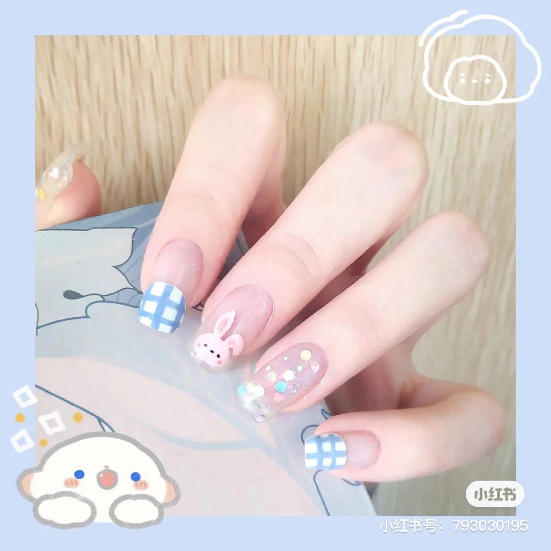 萌趣卡通系 · 晶莹清透系美甲 专属春夏季的清甜底色，搭配萌趣卡通、小花/水果元素瞬间可爱感炸裂！十指跳色不重样设计更添俏皮感，宝宝云朵蓝色系、柔嫩粉色系、梦幻香芋紫色系、百搭卡其色系都是很夯的选项～