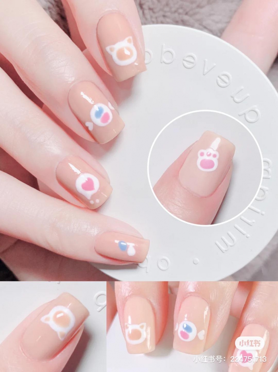 萌趣卡通系 · 晶莹清透系美甲 专属春夏季的清甜底色，搭配萌趣卡通、小花/水果元素瞬间可爱感炸裂！十指跳色不重样设计更添俏皮感，宝宝云朵蓝色系、柔嫩粉色系、梦幻香芋紫色系、百搭卡其色系都是很夯的选项～