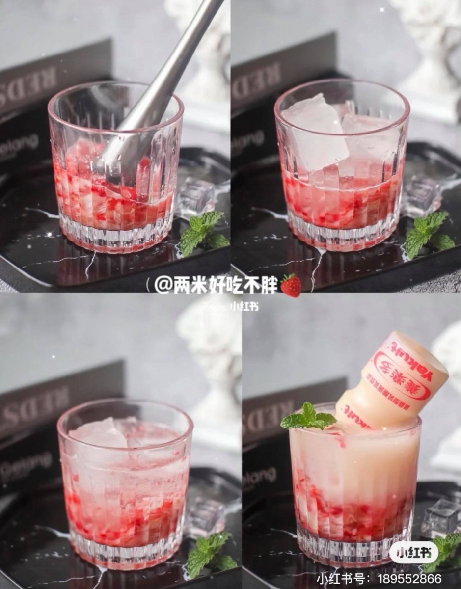 在杯中倒入切块的草莓果肉和蜂蜜后捣碎,然后加入冰块,再倒入适量气泡水,最后倒入养乐多即可。比起奶茶健康得多~颜值还很高呢!