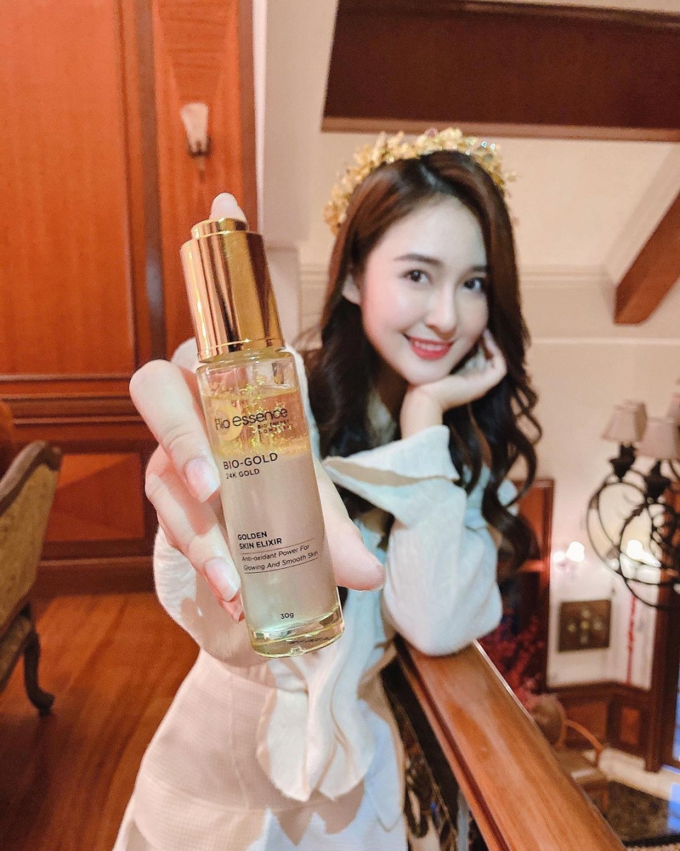 使用方法很简单，只需在清洁好脸部肌肤以及使用完化妆水后，摇匀混合Bio-Gold金翠光润净斑精华双层配方，涂抹上脸搭配轻柔按摩至完全吸收即可。最重要的是它质地清爽细腻容易吸收，一点都不油腻！ 7天去黑淡斑，美肌「金」彩再现 >>> 【✨我想GET水透亮女神肌】