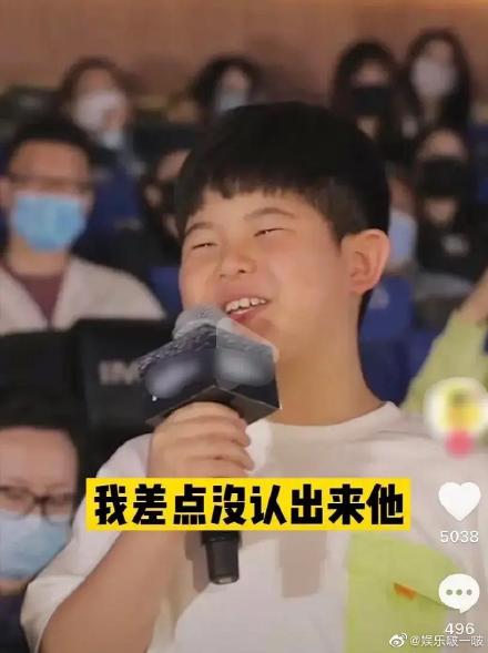 # 安吉 演员沙溢和胡可的大儿子安吉小时候样子酷似韩国男神宋仲基、中国新晋演员刘昊然~近日爸爸妈妈分享的近照中可见安吉长高不少、身材也长肉了一些。不少网民在「# 安吉变胖了」话题中留言希望大家不要对星二代的生活放大检视,最重要还是小朋友健康快乐成长就好。