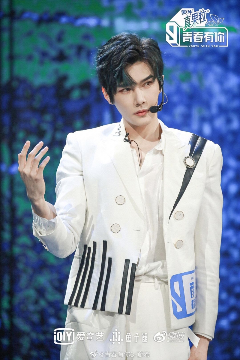 稍早前青春有你3成员彦希在网上惊爆被一家服饰店主指控偷窃!该名店主发布的监控视频中可见,一名身着白衣的男生在摆放饰品的桌上拿了一枚戒指试戴上手,在保安前来后当事人把戒指放回到原位、拿起其他商品查看;后来在保安离去后不久再次把戒指试戴上手,最后戴着戒指离开店铺。