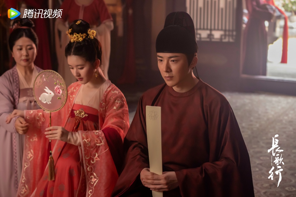 长歌行 | 豆瓣评分 6.1 《长歌行》不少原著粉觉得编剧强行给大女主降智、歪曲唐朝历史;此外男女主角吴磊和迪丽热巴频频被轰没有CP感、像姐姐带弟弟。但如果单纯就这部剧而言,完整度和节奏还是相当不错的!演员们都很好地塑造了各自的人物角色,赵露思和刘宇宁饰演的副线CP皓都和乐嫣也好好嗑,编认为《长歌行》真的不该只值6.1分啊~