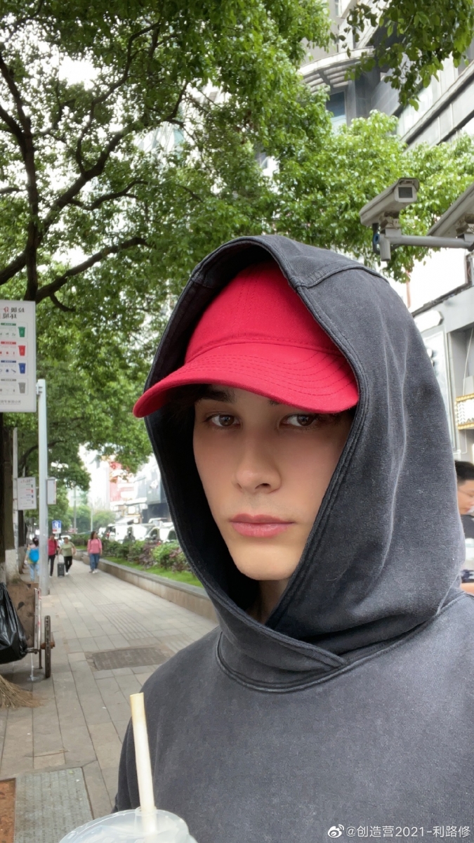 尽管利路修已经爆红,但他完全没有想一般爱豆网红一样上街遮遮掩掩,经常有粉丝在中国各大城市的大街上偶遇他压马路逛街~