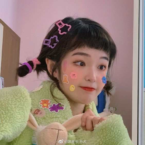 5、选择【 ? 】者: 常用这款emoji的你为人很「直球」、真实坦率,不太会伪装自己。人际相处上你特别是对喜欢、觉得亲切合得来的人会表现得很主动,想要快速和对方打好关系;但也正因为这份主动出击,容易让你陷入「热脸贴冷屁股」的一头热状态,甚至因为对一份感情期望值过高,最终失望越大。建议你面对友情、爱情时,在表达情感上可以适当「收一收」,给多点时间自己去深入了解对方,同时也给对方足够时间去发掘你的好,这样感情才能更加牢固长久哦~