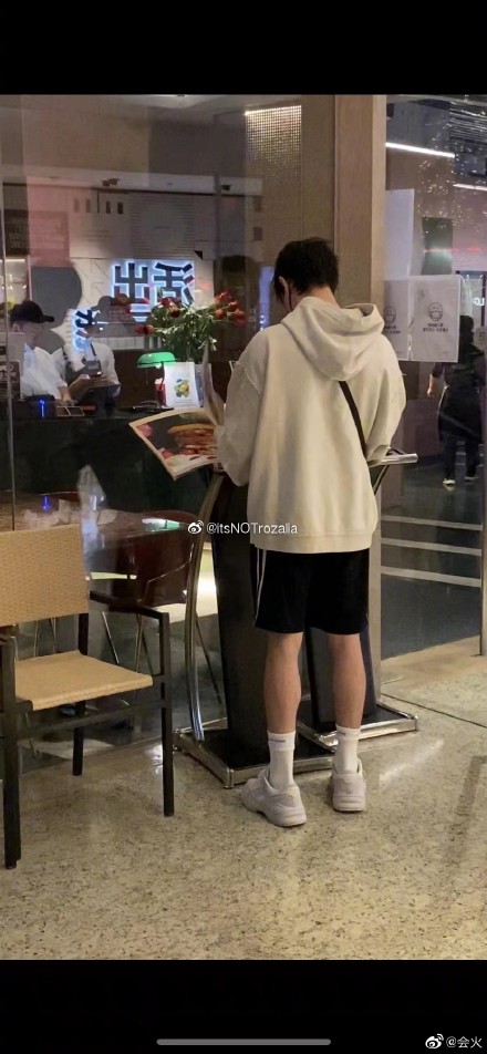 事关再一次被拍到游走在北京三里屯大街上的利路修没有特别乔装,轻易就被街上民众认出。然而搞笑的事,全场都没有人敢上前打扰,也没有人前去和他打招呼或要求拍合照,只敢远远地偷拍他。