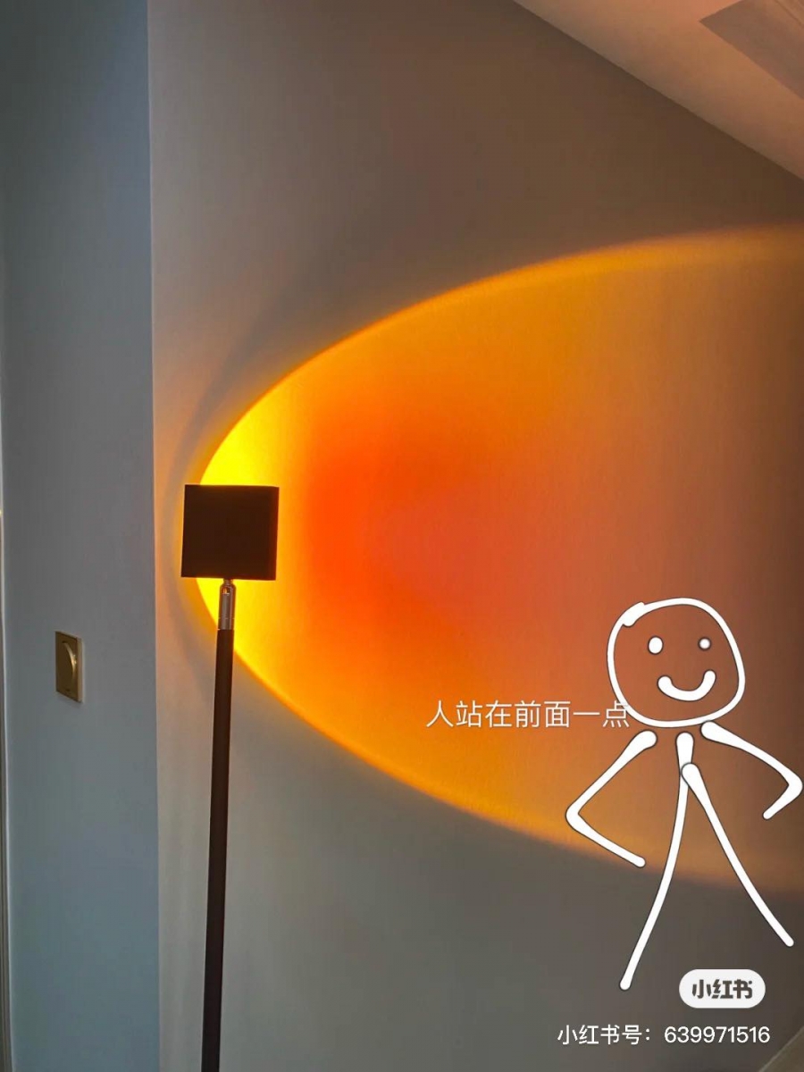 【日落灯拍照秘诀】方法(一) 小红书博主@ hhh玉米黄了 特别可爱地绘制了一张「日落灯自拍教程图」,将灯光打向白墙、人不要站在太靠近灯口的位置,往旁边站一些、、距离墙面远一点,氛围感日落大片轻松GET!
