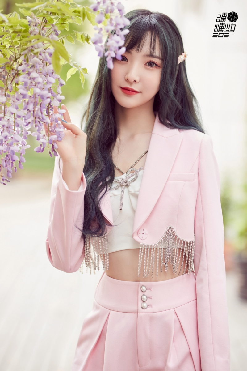 TOP 10 ：Nene郑乃馨    去年和徐艺洋同届参加《创造营2020》的Nene郑乃馨时泰国华裔。节目最后以第5名好成绩和高人气，加入「硬糖少女303」折组合成团出道。目前除了团体活动、舞台表演，还参与了几部新剧拍摄跨界当演员。