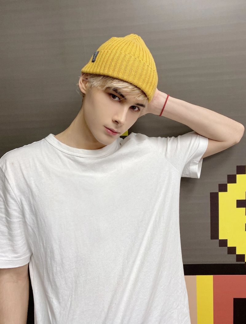 该部标题为《重生后我又活成了顶流》的明星同人文以利路修作为主角,内容融入了大量利老师经典语录、招牌动作,文中对他的描绘更是让网民笑喷: 「作为风靡全球的世界巨星及中俄外交友好大使,卫俊浩(利路修中文名)最大的烦恼就是 -- 太红了」、 「他是天生巨星,偶像界的楷模,一出道就获得了极大的认可和支持,时刻保湿完美状态和笑容的他,一跃成为国民度最高的男明星,被网友称为“住在热搜上的男人”」 「然而命运再次跟他开了个巨大的晚霞,利路修没想到自己不仅走不了,还找来了一群帮他撑腰的“笋丝”?一心想糊的利路修又火了。而且,还火成了顶流!」