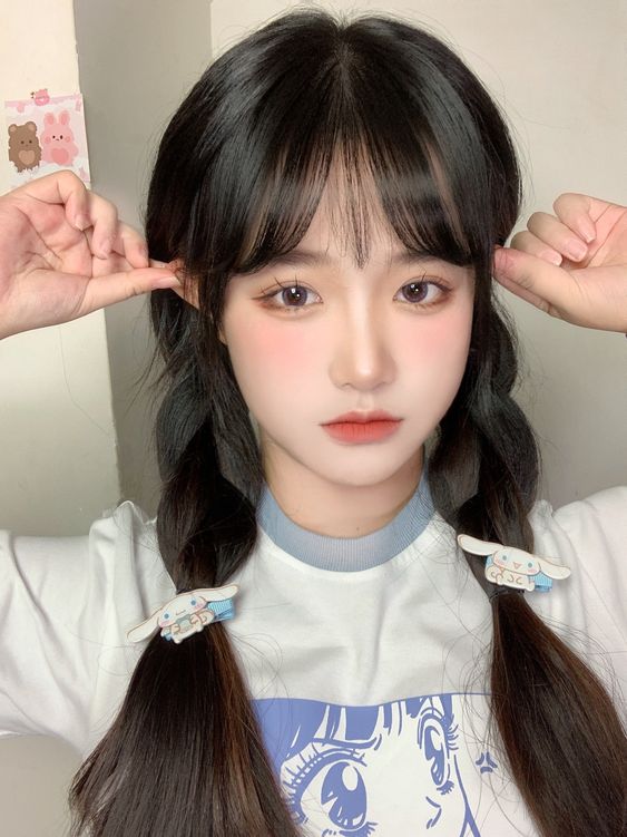 怎么别人扎的低马尾、双马尾辫特别小仙女范儿,自己扎的效果竟莫名有点「乡土味」气息?(笑)编今天就来给发型手残党女生们充当一波救援小队!掌握以下2款双马尾辫、低马尾造型的正确绑法,轻松告别土气LOOK、原地变身高回头率小仙女,还特别显发量多、显脸小哦~