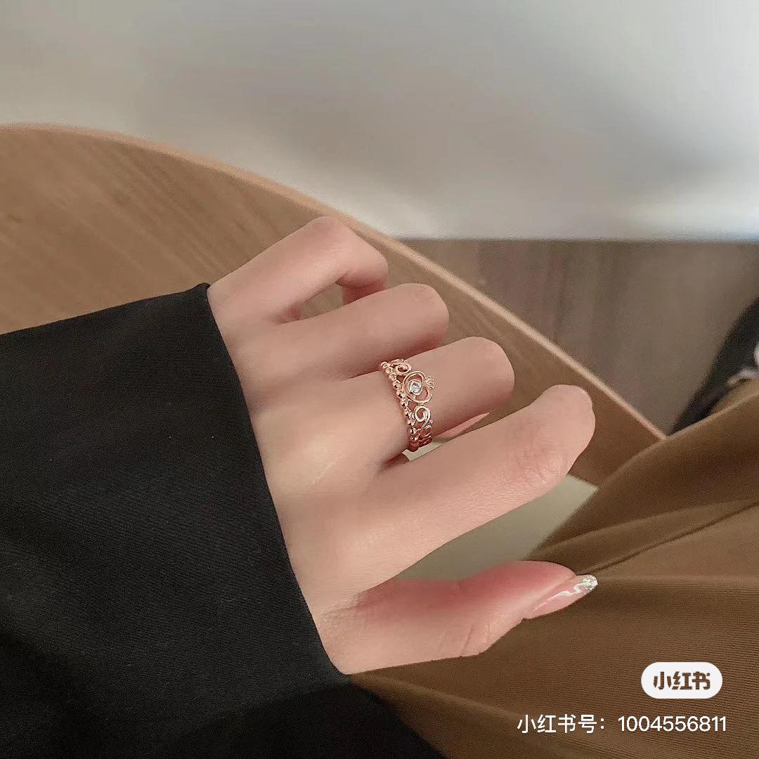 Pandora 梦幻系公主冠冕戒指 Rose Princess Tiara Crown Ring 完全就是迪士尼在逃公主feel的一款梦幻系戒指,锆石镶嵌在14K镀金玫瑰金冠冕正中央,戴上太有气质啦!