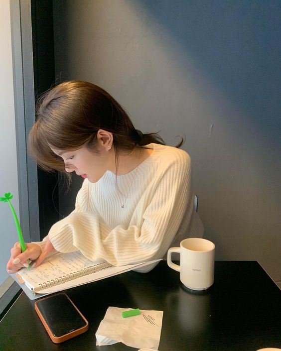 # 5 清晰的时间观念很重要 在工作或学习时,先利用上述的To Do List清单把当日必须完成的事项列出来,再为每项任务制定好清晰的时间节点,并严格遵守Deadline。这样一来做事才会有「X点前必须完成」的紧迫感。 举例说明:今天你必须完成一份PPT整理,如果没有清晰的时间观念,很容易将时间浪费在搜寻好看的PPT模板和内容排版上,结果快到下班时间才惊险踩点完成,原定做完PPT后要执行的工作被迫拖延到隔天才能做,日复一日便会拖慢效率。