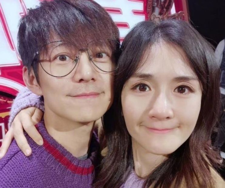 而何老师相信是近期忙碌于向往的生活、拜托了冰箱等多部综艺节目主持工作，目前还未在微博上线给多年好友兼好搭档娜娜送祝福。