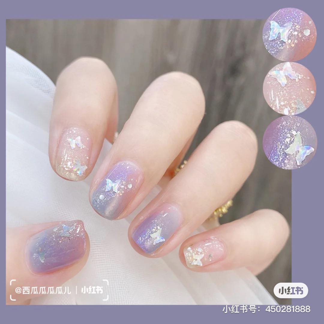 晶石猫眼/贝壳光 · 晶莹清透系美甲 特别显高级感的晶石猫眼、贝壳光元素,让十指甲面呈现的「水透感」更UP!光看都觉得很清爽消暑啊(笑)搭配晕染、跳色设计温柔又不失减龄女孩感。