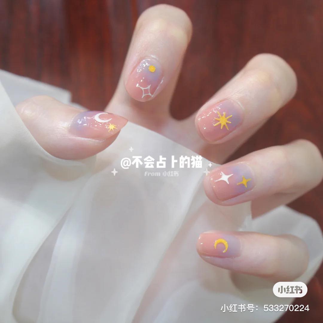 浪漫宇宙星月系 · 晶莹清透系美甲 星空元素是美编私心大爱款!无论是搭配晕染、晶灿灿的闪粉/晶石猫眼都浪漫非常,而且重点是这类型款式百搭不挑人,任何年龄层女生都合适~