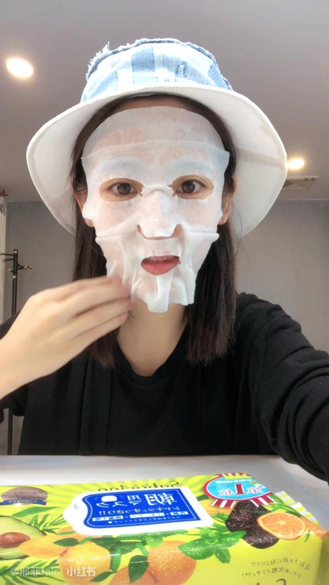 # 敷面膜小秘诀 平时拍戏上妆追求服帖度要好，为了在高清镜头下不让脸部妆面看起来很斑驳，邢菲说自己非常注重密集式修复肌肤和保湿补水的「面膜保养」！平日里她喜欢在妆前敷几分钟日本Saborino早安面膜，之后用化妆水擦拭全脸、完成后续保养步骤，上妆会明显更加服帖。