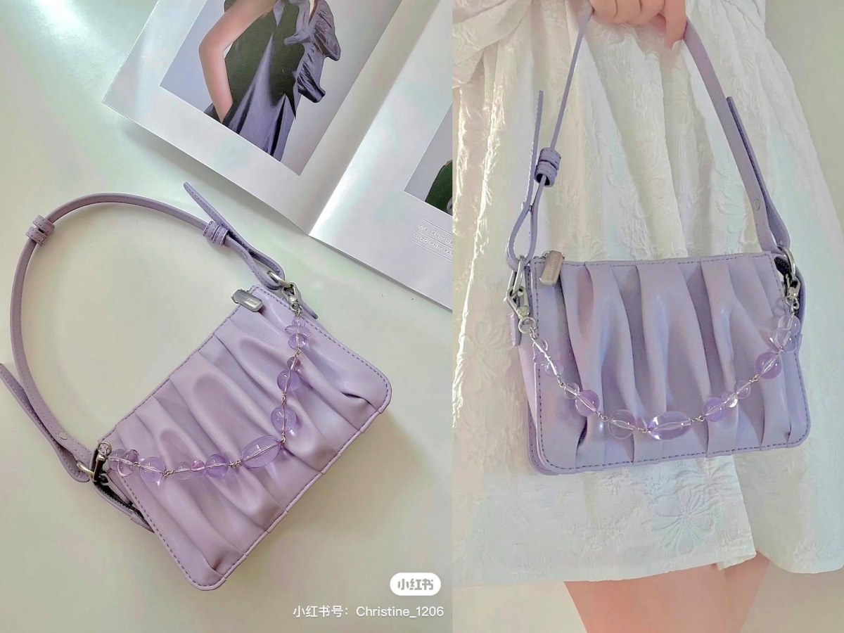 # 1 Beaded Strap Ruched Shoulder Bag 云朵包 近年云朵包一直是时尚大势,无论搭配小洋装、日常通勤穿搭都非常合适。这款小CK家廓形好看、云朵包皮质设计的Lilac紫色包包一推出即掀起热议,包袋部分可以调节成短款当腋下包佩戴出门,另外还有搭配一条INS风同色调串珠手提链袋,设计和质感都非常棒~