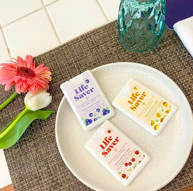 # 7 Life Saver Hyaluronic Essential Oil Alcohol Spray 泰国品牌Life Saver的口袋消毒喷雾不少本地网红都推荐过！其中蕴含高达75%酒精成分可高效抗菌消毒，添加了精油和玻尿酸成分有效保湿润泽肌肤。其中French Pear号称撞香祖马龙经典英国梨与小苍兰香水，Baby Powder宝宝香、Yuzu Honey柚子蜜糖香等都是热销款～