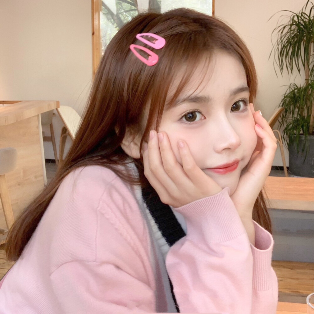 什么～是快乐星球？ 取自2015年少儿科幻电视剧《快乐星球5》的一首插曲，今年突然在抖音、快手等短视频平台上爆红，登上2021年抖音走红歌单No.1，还被翻唱成了各种趣味版本。就像去年全网大火的「像极了爱情」梗一样，其实橘子本身没有什么具体的意思、也没有在内涵什么，单纯因为很洗脑、节奏有魔性且朗朗上口，因此被网民当成网络流行用语广为传播。 例子：你问我「什么是快乐星球？」，现在就带你研究！（无限循环）