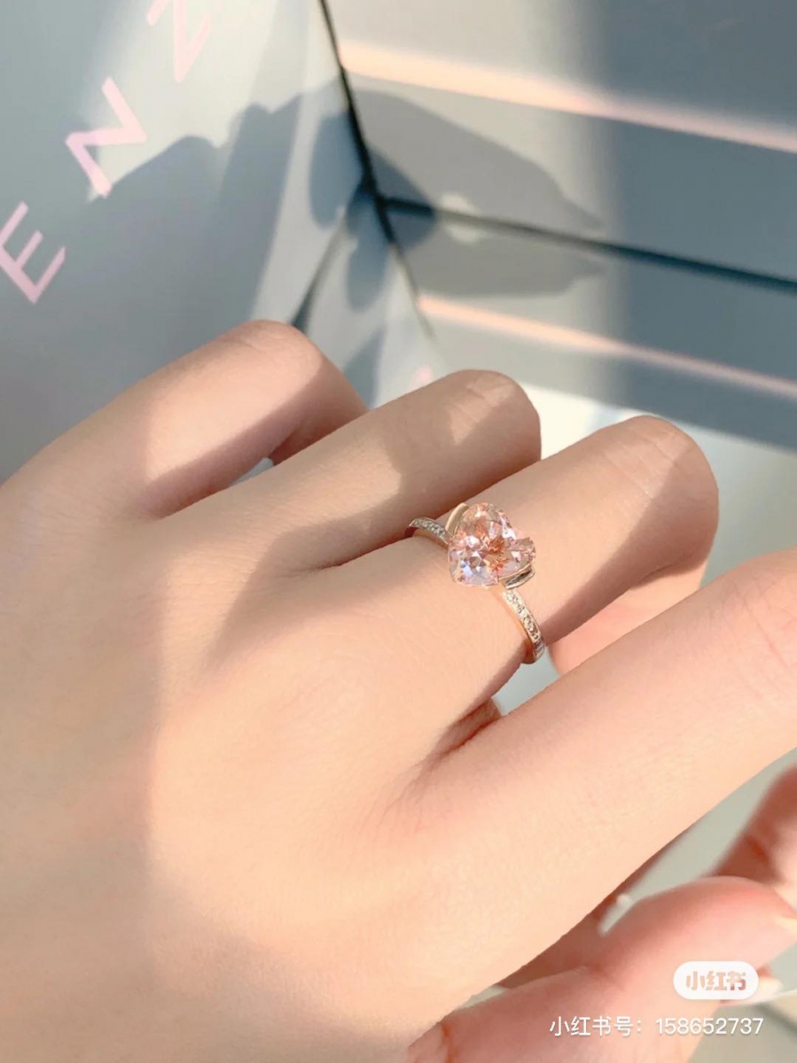 ENZO 爱心粉色摩根石钻戒 戒圈本身是18K玫瑰金制成,表面上刻有精致的雕花并且镶上碎钻,与梦幻破表的正中央粉色爱心摩根石相映成趣,浪漫高级设计被大赞很适合用来当求婚或定情戒指。由男生送给心爱的女孩的话,是呵宠和满满爱意的体现,女生送给自己作奖励,则是珍爱自己的表现呀~ ♡