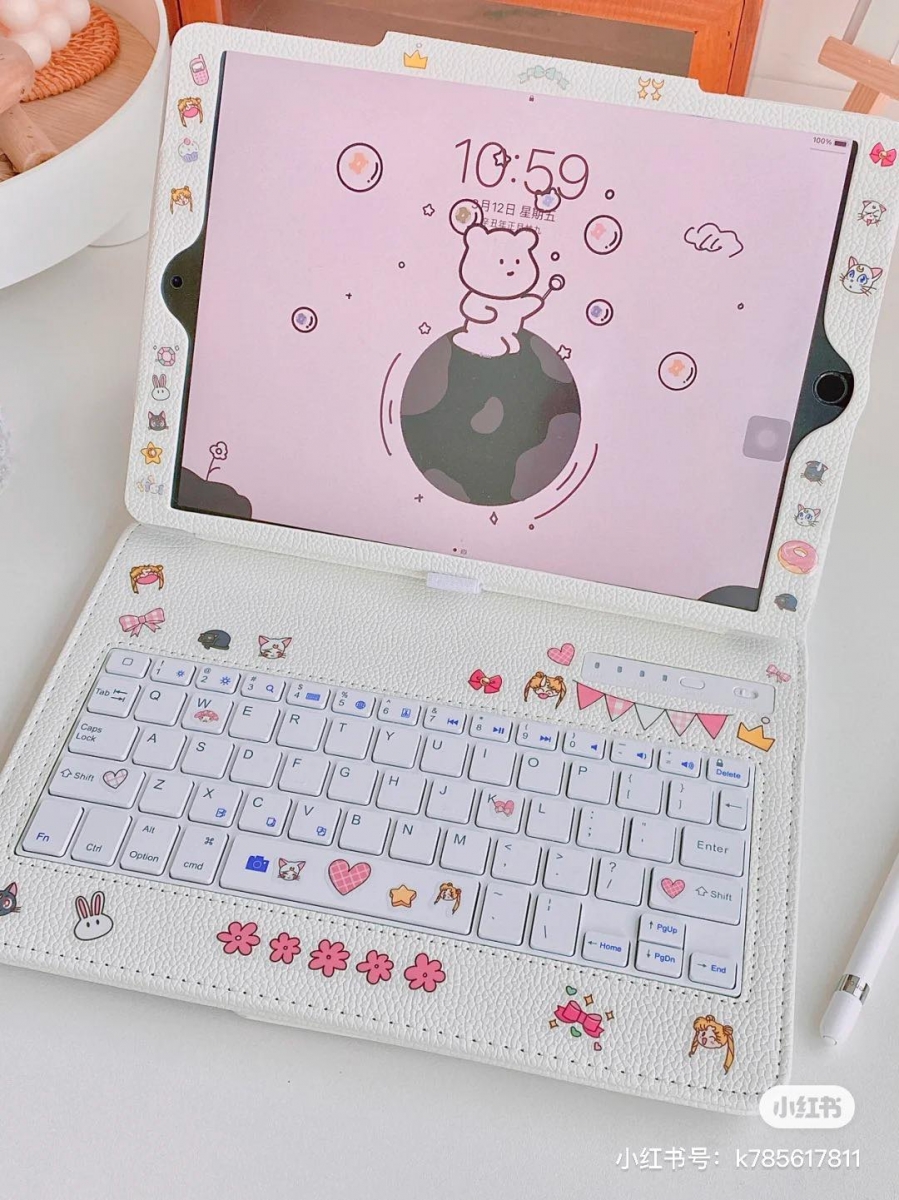 # 3 素色皮革设计的一款键盘+保护壳一体成型设计，键盘较轻薄因而打字敲击感或许没有上述几款来得有feel，但胜在价格真的很便宜，还能和小红书博主们一样自行贴上各种贴纸DIY美化。