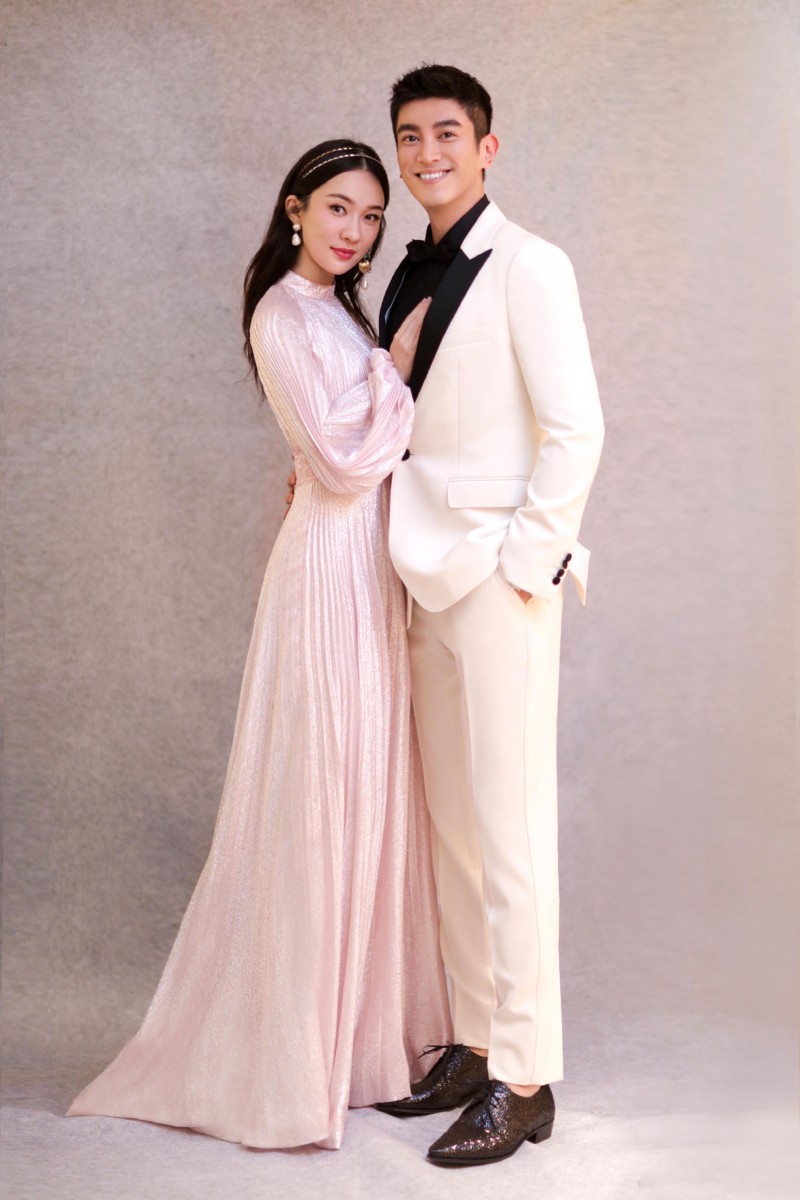 不可能离婚的明星夫妻 2 :杜江 霍思燕 杜江和霍思燕的相处模式被网民公认是「婚姻关系教科书」,杜江也坦言即使有了小孩依然把老婆放在第一顺位,神仙眷侣、童话中王子与公主般的相处一直为观众们所称羡!夫妻二人公开合体出席活动时,也不时会被捕捉到看向彼此的满眼柔情和深深爱意,甜蜜非常。
