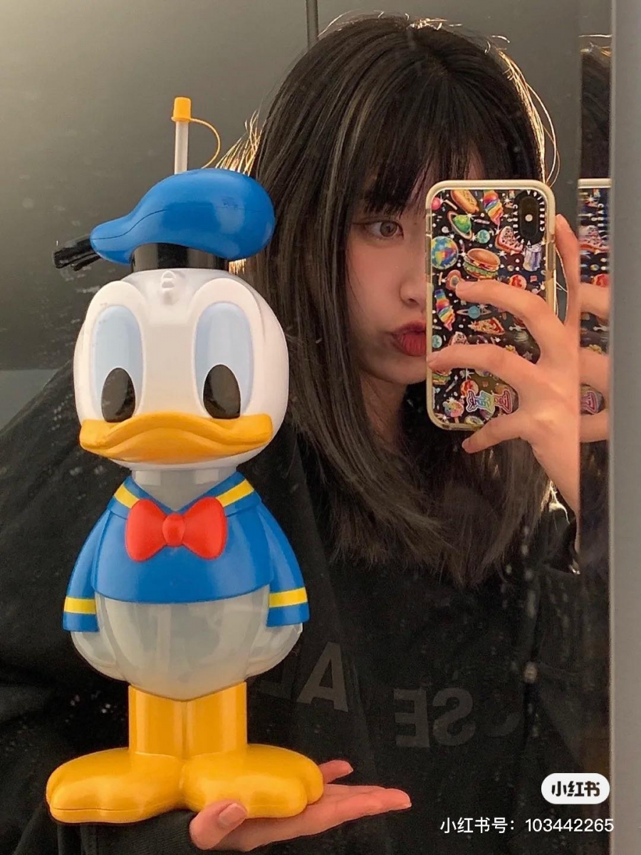 不少小红书网民分享了自己的代购战利品,可爱到让人忍不住想ALL IN全包了!是水壶、还是「对镜自拍」效果超加分的好用道具哦(笑)