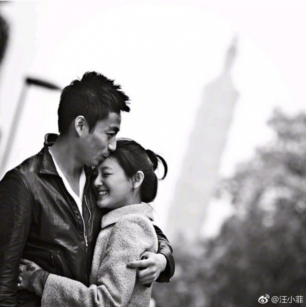 据悉婚后二人的「两岸婚姻」维系不易,汪小菲事业中心在北京、大S的生活重心在台北,夫妻常为了「要不要搬回北京」起争执;加上个性和生活背景的不同,经常成为彼此间争执的导火线,闪婚后传出婚姻生变的消息不绝于耳。