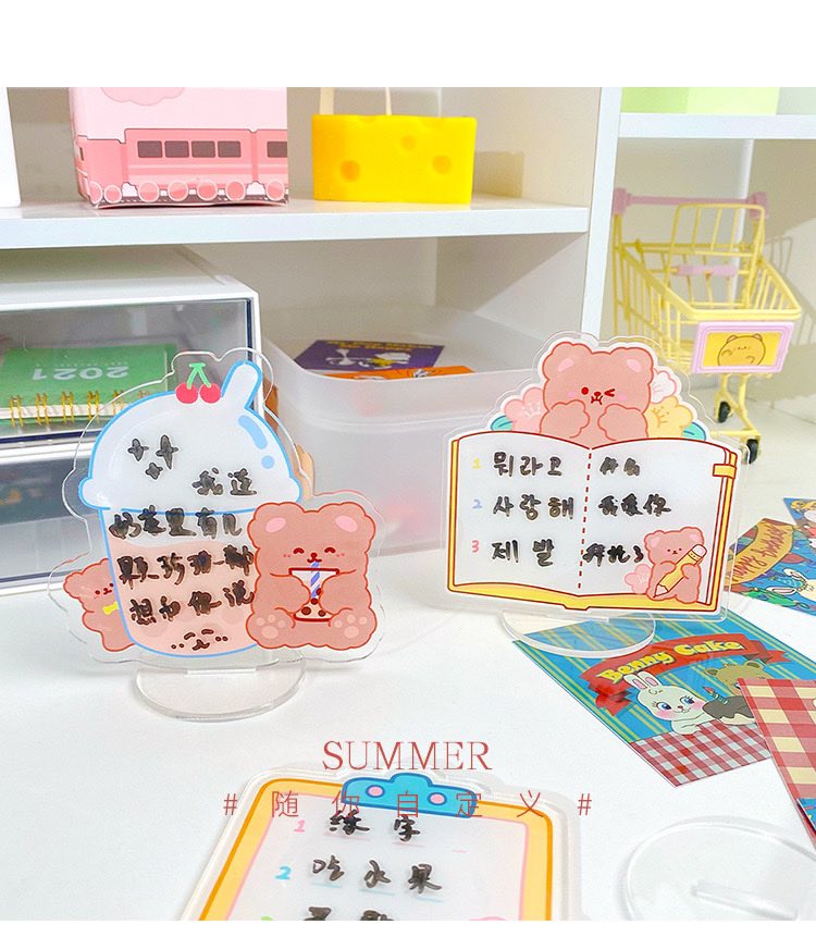 除了方形、长形的亚克力记事留言板,还有这种特别迷你、可爱卡通便利贴设计的小板子,可以用来写点简短的小memo、激励自己的话,给开启新一天的自己注入满满元气和动力。