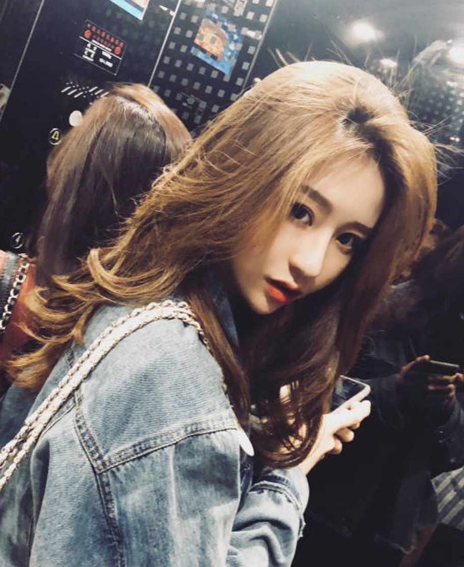 爆红后的温婉人红是非多,三番两次被爆料许多负面消息,导致她的抖音号留言栏被铺天盖地的负评狂洗版,最终疑似被抖音官方封号处理。