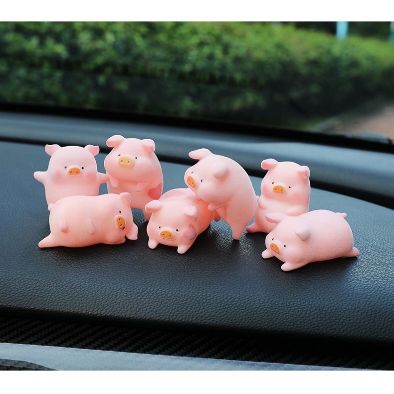 LULU猪汽车迷你摆件 萌萌的LULU猪汽车小摆件让你一个人开车也不孤单！一共8款设计：趴趴LULU款、小爱心趴趴LULU款、吊挂LULU款、小爱心吊挂LULU款、伸懒腰LULU款、坐姿LULU款、挤扁头LULU款、侧躺LULU款，超想All-In！就怕车子里不够位置摆放啊（笑）买家反馈：心情不好的时候看一看它们，坏情绪都赶跑了～♥ >>> 【点击查看Shopee链接】