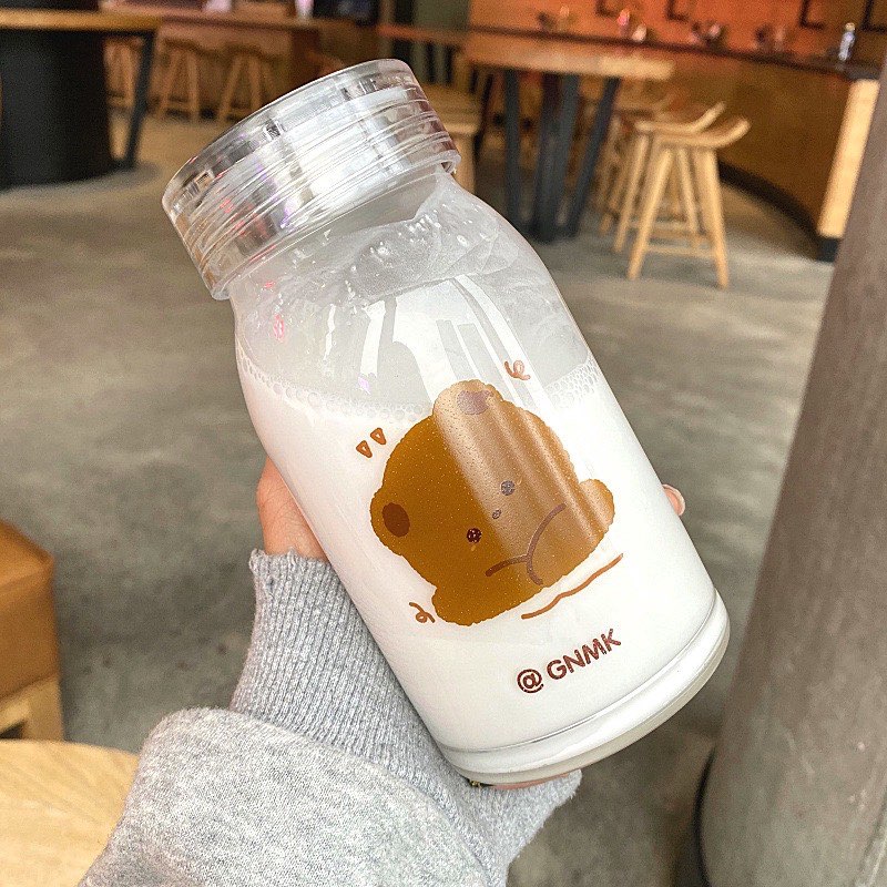 # 5 小熊卡通牛奶罐设计玻璃水杯 >>> 【点击查看Shopee链接】 500ml牛奶罐设计的防漏玻璃水杯上印有超萌的熊熊图案,推荐WFH的时候可以装一大瓶水放在桌上,一天喝完3-4瓶左右一天饮水量就达标喽~