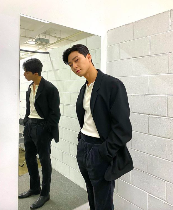 近期他在电影《Dream》和《Concrete Utopia》剧组努力拍摄中,去年还收获过YouTube百万订阅金奖创下韩国娱乐圈记录;无论是演艺表现、国民好感度都备受认可,难怪片约不断!