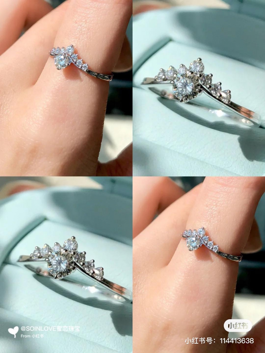 So In Love 仙女星戒指 So In Love真的好懂少女心啊 ♡ 这款「仙女星钻戒」“戒”如其名(笑)是极致精美的「仙女本仙」设计~闪烁的钻石在阳光底下随光线折射更显耀眼,独特的弧度设计让手指更显纤长。