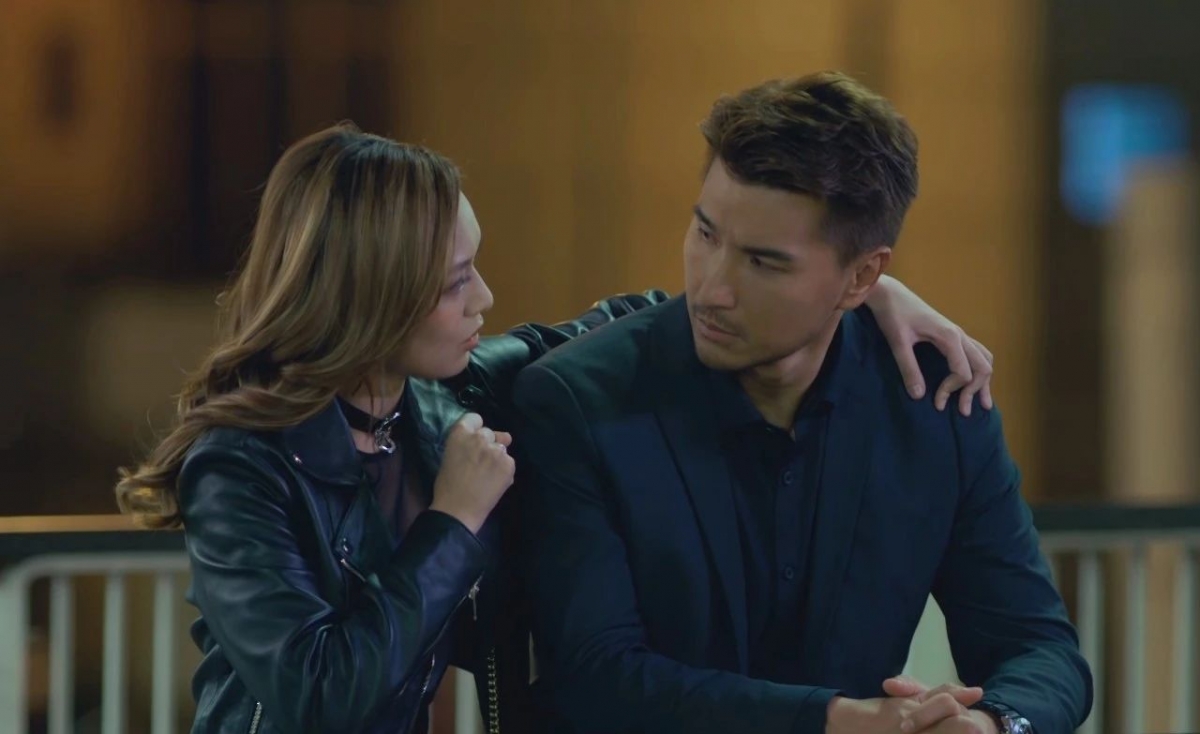 # 高段位绿茶套路 1:表面女汉子称兄道弟/单纯小白兔,实则超心机! 逆天奇案Ana和森Sir因联手追查杀虎案真凶成为并肩查案、称兄道弟的好搭档。后来即使Ana知道森Sir名草有主依然对对方日久生情。当正宫女友阿Wing和家人去新加坡时,Ana特意上门帮森sir打扫整理房子、下厨;明知道男主有女朋友、明知道自己不应该喜欢上别人的男朋友,还不拿捏好距离和分寸感,有意无意让自己「渗透」到对方的生活里,让观众表示这种「绿茶操作」超令人反感!