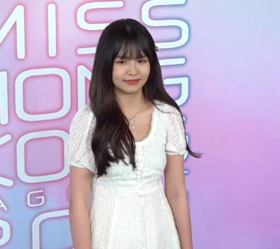 2021香港小姐首轮面试选美佳丽 · 备受热议参赛者 今年面试现场也有不少一出场就很吸睛的佳丽，比如IG上原本就小有名气的KOL、撞脸女明星的参赛者；其中艺人关礼杰的女儿参赛备受关注，气质和外形都获赞综合素质相当高。