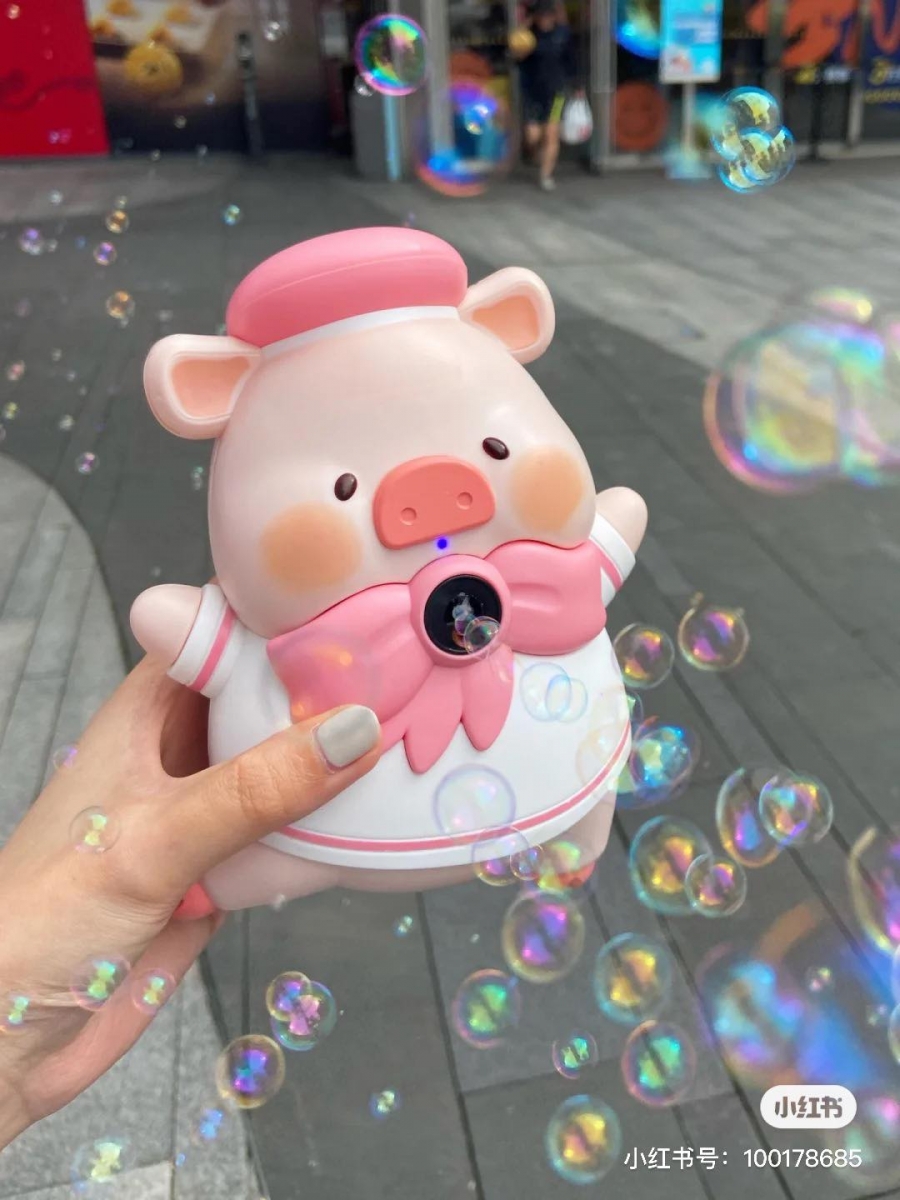 LULU猪泡泡机 最近在小红书上爆火的「美得冒泡」泡泡机由九木杂物社和LULU猪联名推出～设计灵感来源于上一波LULU猪一推出就被抢翻的樱花系列；穿戴樱花粉色水手套装的LULU猪直戳少女心，是款拍照超好用的童趣小道具，挂上小背带也是时尚配件哟！保证戴出门会让许多小姐姐、小妹妹们连连惊呼「太可爱」（笑）是吸引高回头率的心机萌物没错了～