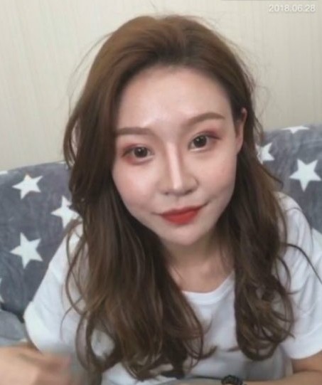 网民在实时互动中再三要求她开美颜,颇感烦躁的她回应:「不要再纠结美颜这个事了…你们不要那么严厉好吗?」但后来还是妥协开了滤镜。此举让部分网民替她抱不平「开美颜滤镜被嫌不真实,不开美颜滤镜又被喷?这么病态的审美观下,不容貌焦虑才怪!」