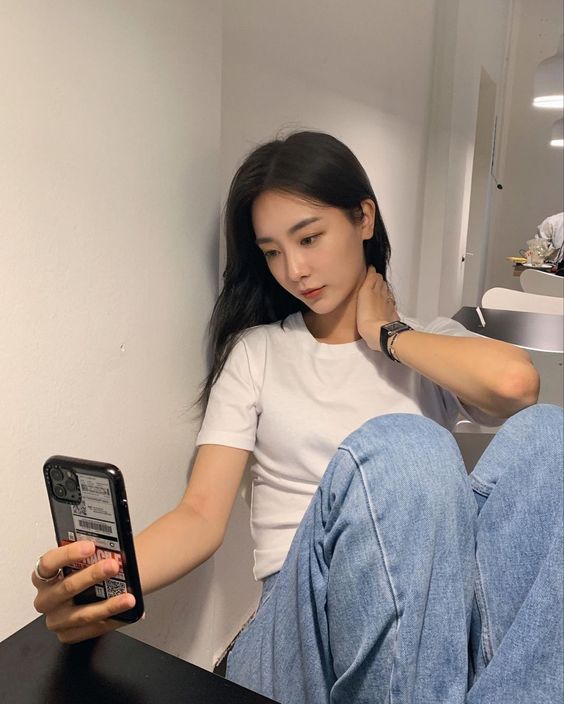 当低头族滑手机玩电脑 滑手机、玩电脑时长时间低头,逐渐就会养成让气质减分的脖子前倾、虎背熊腰问题,还会加剧显老颈纹增生!建议每隔几十分钟就把头仰起来稍微拉伸运动一下肩颈。