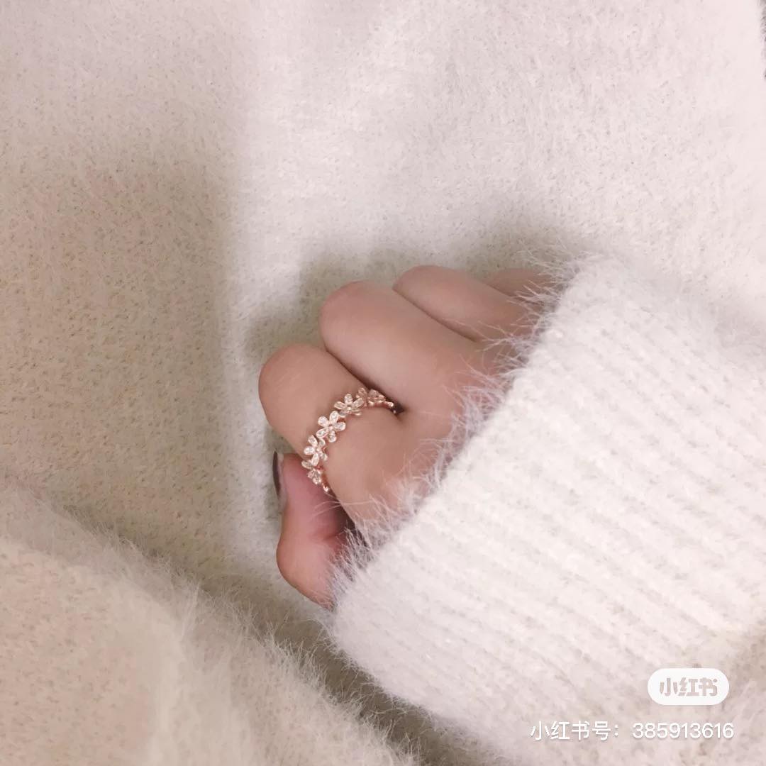 # PANDORA Rose Daisy Flower Ring 锆石小雏菊花海ROSE戒指 >>> 【点击查看购买链接】 小雏菊的花语是「深藏在心底的爱」，同时也有「天真」「纯洁」「快乐」「希望」的寓意～结合戒指作为承诺的象征，特别适合用来当告白/定情礼物！这款玫瑰金色小雏菊戒指色泽柔美、衬肤色；虽然整体设计很精细，但配以Bling Bling锆石很显高级～