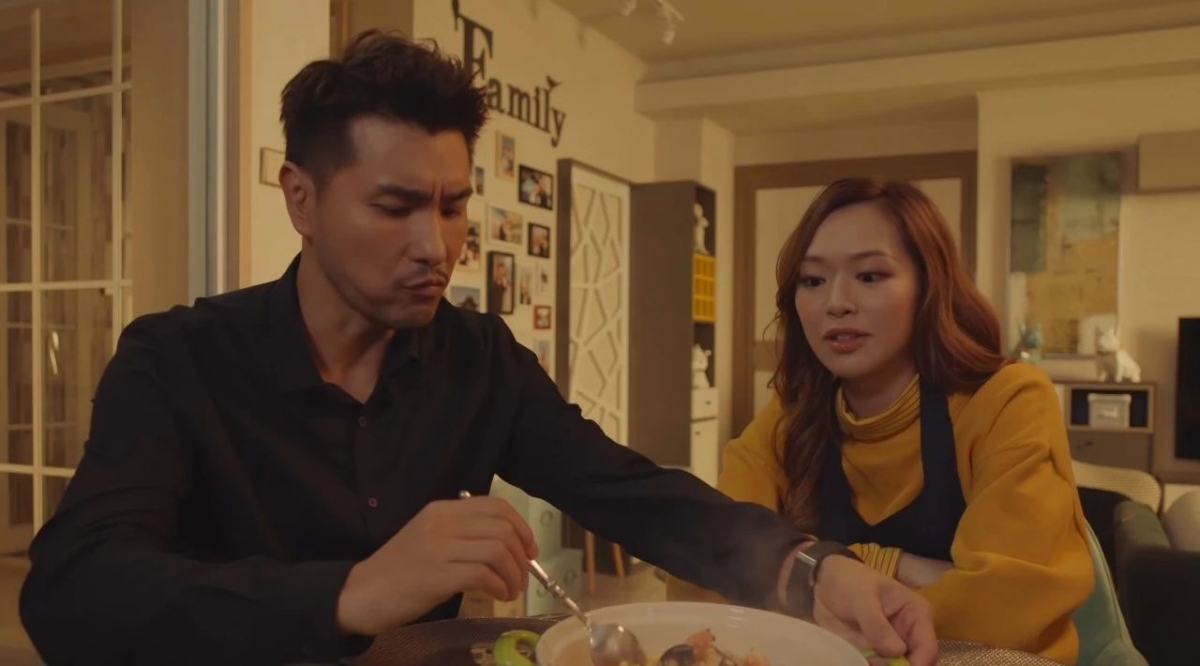 《逆天奇案》临近结局出现滚错床单的超狗血情节后,森Sir最终会在阿Wing和Ana之间做出怎样的抉择,相信观众们都很好奇!网民猜测按TVB惯有的剧情套路,很大可能结局会让Ana领便当,让森Sir顺理成章情归阿Wing。但网上「拜托编剧让温柔体贴的阿Wing独自美丽、恢复单身搞事业」的呼声也很高(笑)你更倾向哪一派呢?